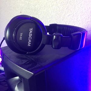 Studio headphones Tascam TH-02